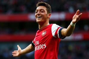 أوزيل يُواصل تألّقه مع أرسنال في الدوري الإنجليزي