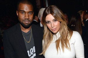 كانيي ويست يهدي زوجته كاردشيان 150 هدية بالكريسماس