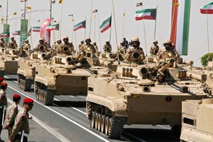 «مدفعية» الكويت ترابط على حدود السعودية