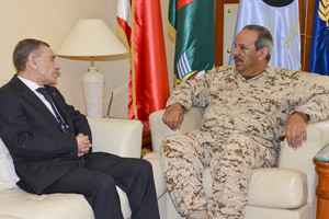 القائد العام يبحث الاهتمام المشترك مع السفير الجزائري