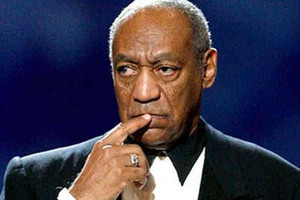 الممثل الكوميدي الأميركي كوزبي يصل إلى المحكمة بعد استدعائه على خلفية