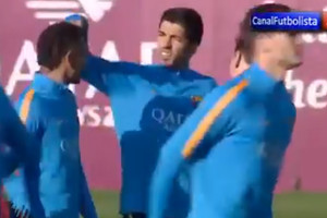 بالفيديو... 'تسريحة' نيمار تثير سخرية ميسي وسواريز فى تدريبات برشلونة