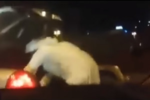 بالفيديو... خليجي يعتدي بالضرب على شاب مصري برفقة والدته ويحطم سيارتهما