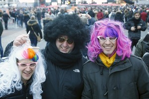 شاهد الصور... الألمانيون يتجمعون عند بوابة براندنبورغ تور في برلين احتفالاً بالسنة الجديدة