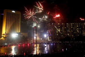 مقتل شخص وإصابة 6 آخرين في انفجار ألعاب نارية عشية العام الجديد بإندونيسيا