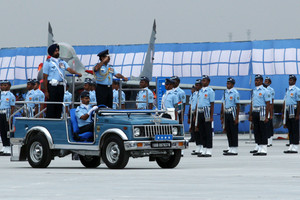 مسلحون يهاجمون قاعدة جوية هندية قرب باكستان 