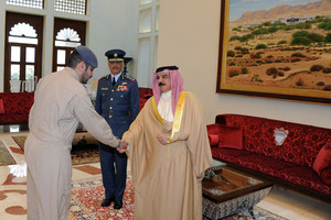 العاهل يستقبل الملازم أول طيار مقاتل علي جاسم السالم الذي أُنقذ بعد سقوط طائرته بالسعودية