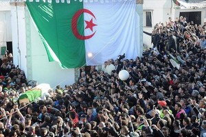 الجزائر.. جنازة شعبية لأقدم معارض سياسي في البلاد