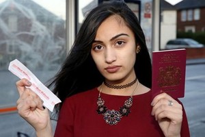 طرد مراهقة بريطانية من حافلة بسبب مكياجها