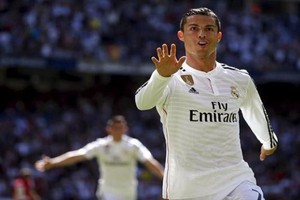 بالفيديو... طفل يلتقط صورة مع رونالدو ثم يدخل بعدها بنوبة بكاء شديدة