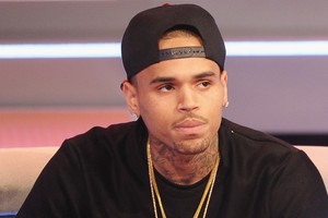 المغني كريس براون مطلوب للتحقيق في واقعة اعتداء