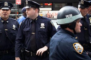 الشرطة الأمريكية تبحث عن رجل حطم نوافذ مسجد ووضع لحم خنزير على بابه