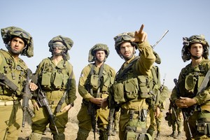 الجيش الإسرائيلي يفحص مكان العبوة التي فجرها حزب الله بمزارع شبعا