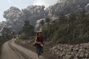 رفع حالة التأهب بعد انطلاق رماد ودخان من بركان في إندونيسيا