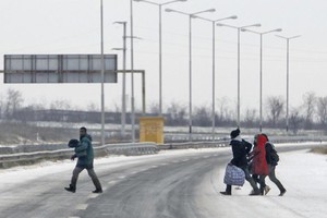 السويد والدنمارك تشددان إجراءات دخول اللاجئين