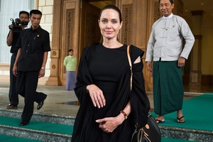 بالصور... هل تعتنق انجلينا جولي الهندوسية؟!