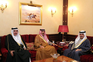 نائب رئيس الوزراء يطّلع على الخطط التطويرية لجسر الملك فهد