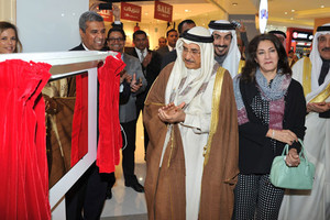 الشيخ خالد بن عبد الله آل خليفة يرعى افتتاح محلات تجارية بمجمع الجفير