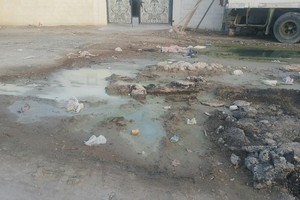 شاهد الصور ... أهالي مجمع 460 بمنطقة كرانة يشكون انتشار الروائح الكريهة جراء فيضان مياه الصرف