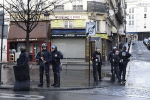 مقتل رجل يحمل سكينا أمام مفوضية للشرطة في باريس