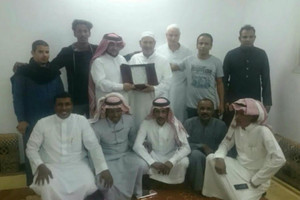 سعوديون يكرمون معلمهم المصري بعد فراق 27 عاماً