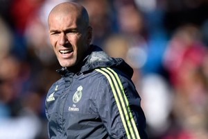 'دايلي ميل' تضع القائمة المختصرة لتعاقدات زيدان