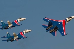 'الفرسان الروس' للاستعراضات الجوية تقدم عرضاً في 'معرض البحرين للطيران'