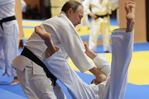 بوتين يصارع كبير مدربي رياضة الجودو الإيطالي ويمنحه الجنسية الروسية