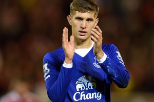 برشلونة يُصارع تشلسي للحصول على خدمات مدافع ايفرتون ستونز