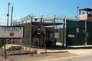 طائرة خاصة إلى غوانتانامو تُعيد آخر كويتي... اعتقِل 14 سنة