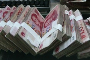 الصين... أخفى النقود عن زوجته فعثر عليها الكلب ومزقها