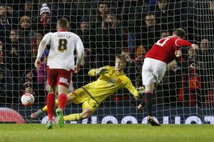 روني يسجل ركلة جزاء ليفوز 'المانيو' بصعوبة في كأس الاتحاد