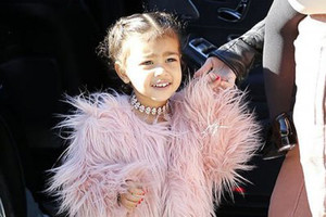 بالصور... نورث ويست الطفلة صاحبة الملابس الثمينة