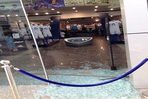 تهشيم واجهة متجر نادي الهلال السعودي في الرياض