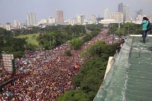 شاهد الصور... أكثر من مليون فلبيني  يشاركون في 'أكبر موكب ديني'