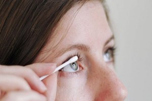 الفازلين من أفضل العلاجات لتطويل الرموش