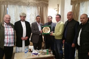 قمر واللوزي يحتفيان برئيس وأعضاء 'عربي الطائرة' بمصر