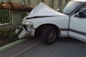 شاهد الصور... صبيان يقودان سيارة فورد ويصطدمان بعمود إنارة في الدراز