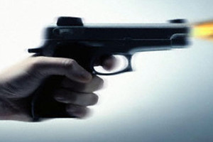 «مختل» يحتجز عائلته تحت تهديد السلاح غرب السعودية