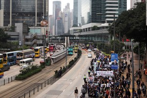 مسيرة في هونغ كونغ احتجاجاً على اختفاء ناشري الكتب