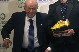 الأسطورة دي ستفانو أول لاعب يحصل على الكرة الذهبية مرتين