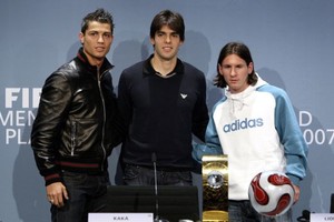 'الفيفا' يختار البرازيلي كاكا لتسليم الكرة الذهبية