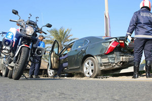 شاهد الصور... أضرار متفرقة بتصادم 3 مركبات على شارع عيسى بن سلمان
