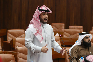 الشاعر: براميل النفط الإيرانية سبب الأزمة التي نعيشها في البحرين