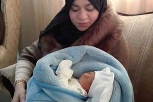 أول طفلة أنابيب فلسطينية تنجب طفلها الأول