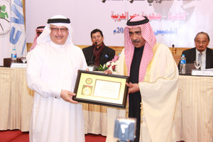 الاتحاد العربي للكرة الطائرة يكرم اللجنة الأولمبية البحرينية