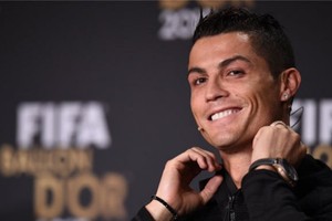 الكشف عن فحوى المشادة الكلامية بين رونالدو وألفيش قبل حفل الكرة الذهبية؟