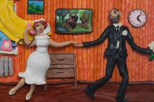 بالصور... شابة روسية تهدي والديها قصتهما من الصلصال