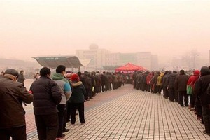 بالصور... لماذا اصطف هؤلاء لساعات بالطوابير في الصين؟