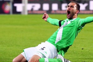 فولفسبورغ يفتقد جهود مهاجمه دوست بسبب شرخ في القدم